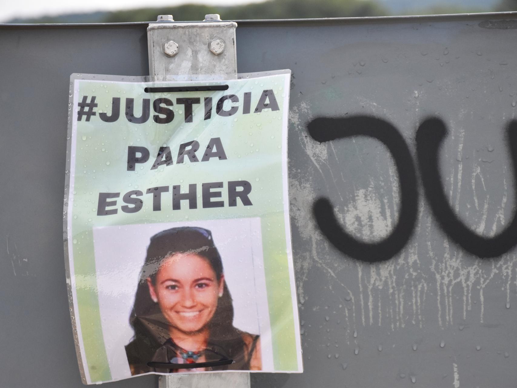 Cartel de Esther en la curva en la que se encontró el cadáver