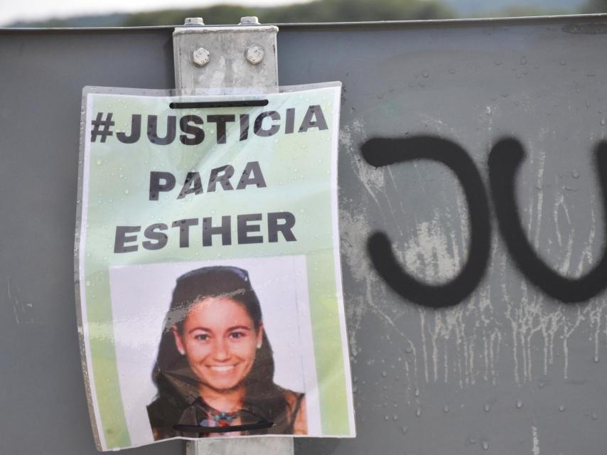 Cartel de Esther en la curva en la que se encontró el cadáver