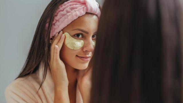 Una mujer, cuidando su rostro.