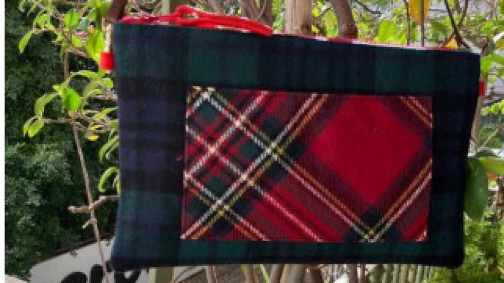 Modelo de bolso tartán diseñado por Cristina Castañer.