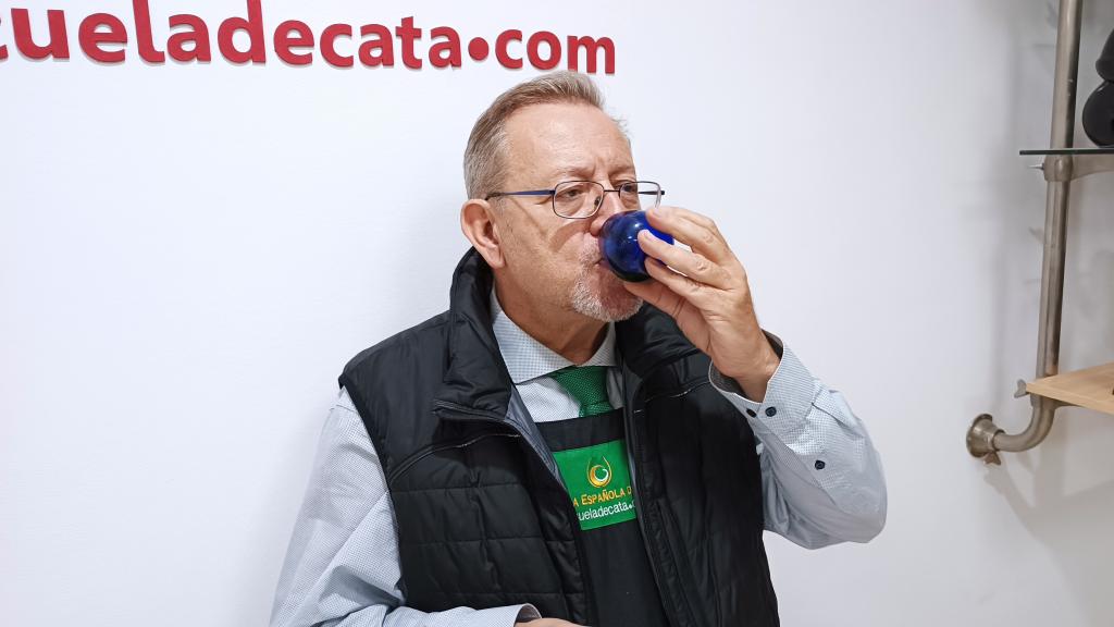 Carlos Gómez, maestro en elaiotecnia, probando uno de los aceites durante la cata.