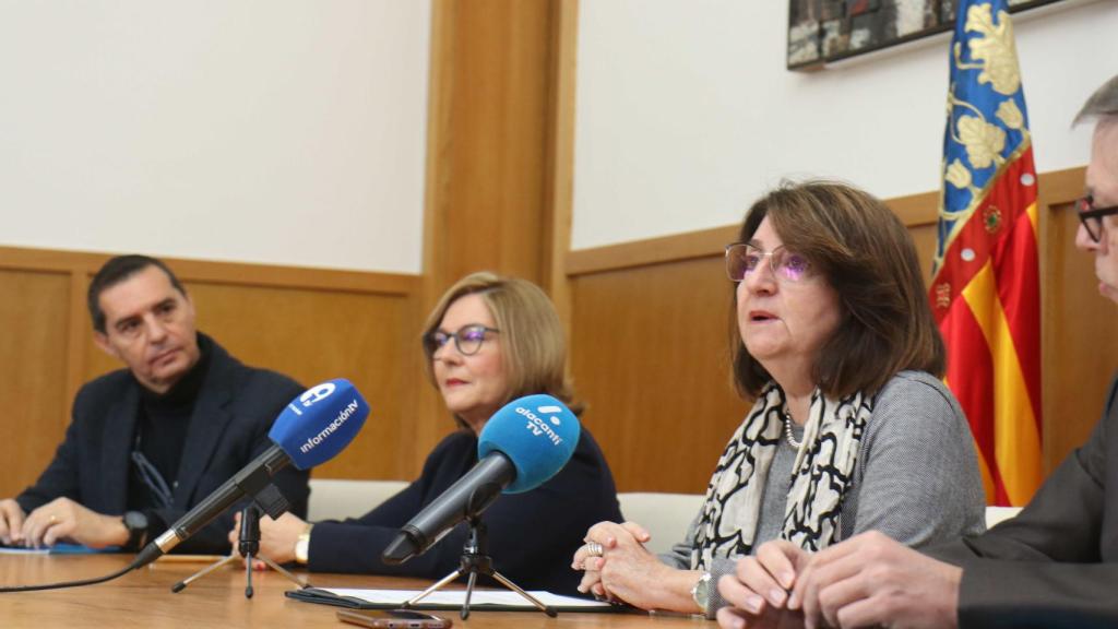Amparo Navarro y Jorge Olcina tras la firma del convenio.