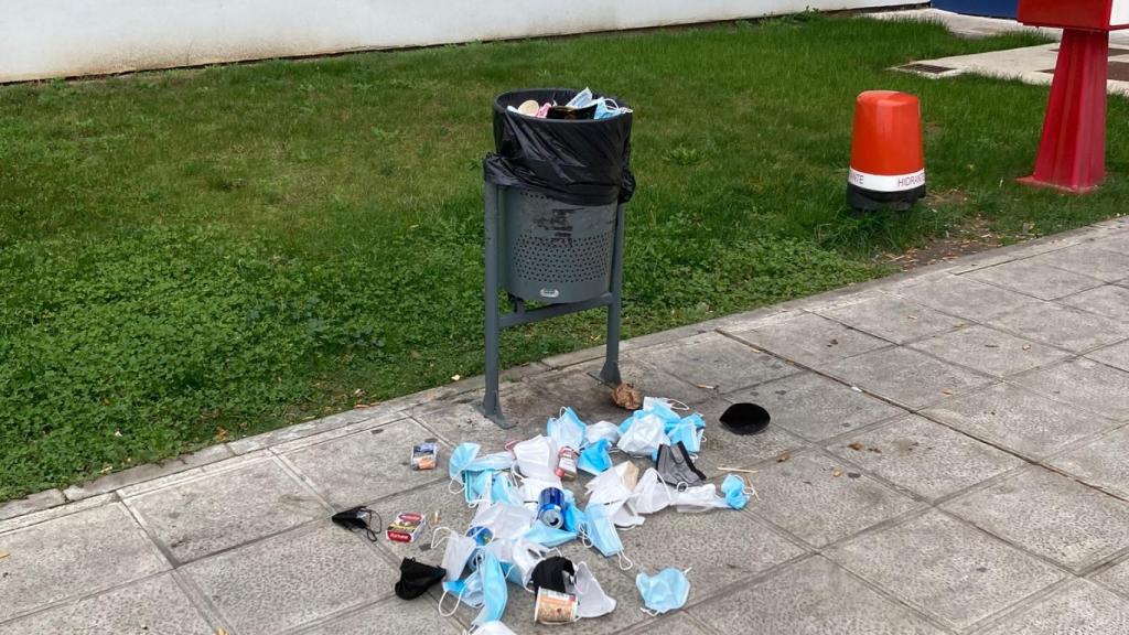 Una papelera desbordada en la puerta principal del hospital toledano.