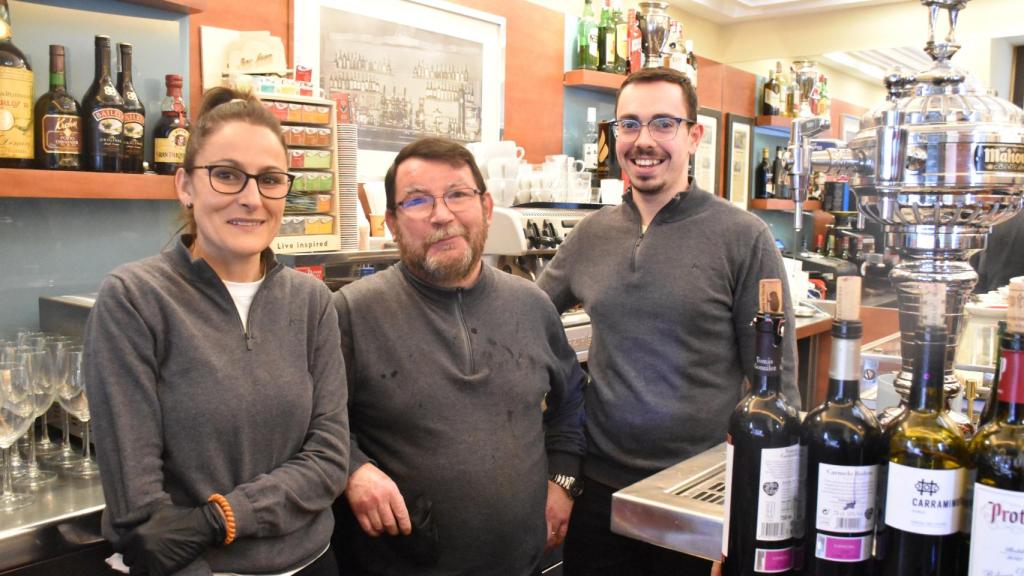 Marta López, Rubén de la Torre y Vicente Hernández, trabajadores del  Bar El Suizo