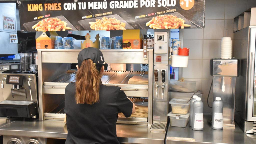 Cynthia trabajando en el Burger King