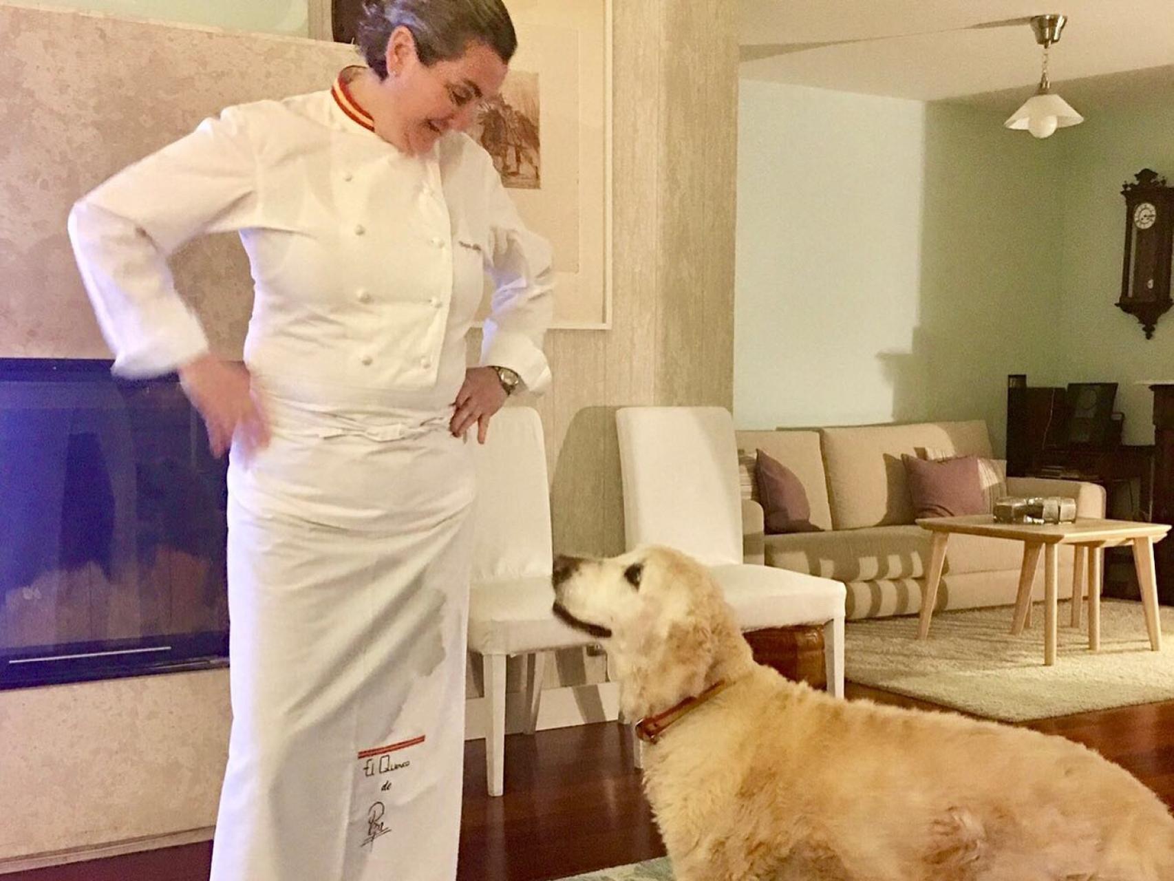 Pepa Muñoz con su perro.