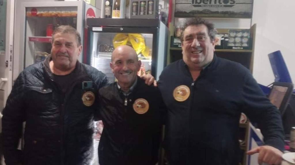 En el medio, Paco. A su izquierda, Manuel, el lotero, y a su derecha, su hermano.
