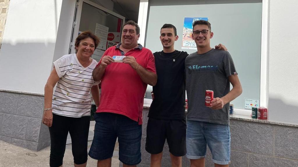 Manuel junto a su familia celebrando su propio premio.