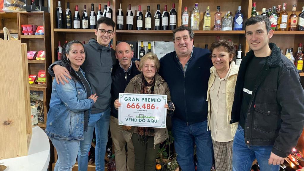 Amparo y Paco celebrando el premio junto a Manuel y el resto de la familia.
