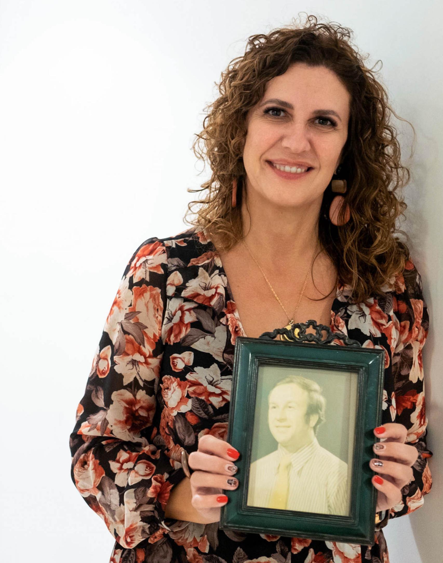 Alejandra Suárez con un retrato de su padre.