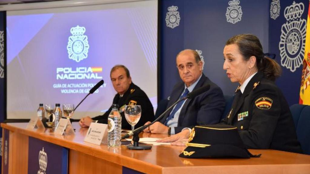 El director general de la Policía, Francisco Pardo Piqueras; el comisario general de Policía Judicial, Rafael Pérez Pérez y la jefa de la Unidad Central de Atención a la Familia y Mujer, María Cristina María García.