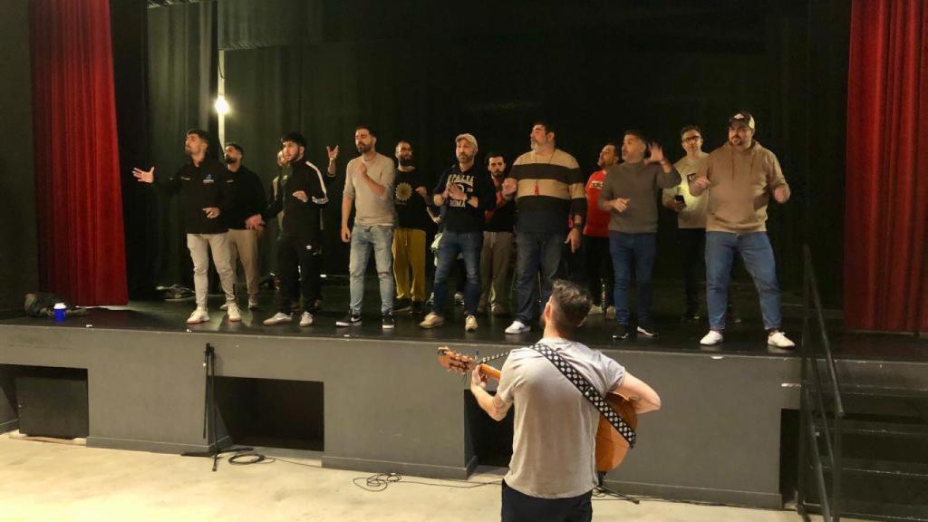 Una imagen de la Comparsa de Málaga ensayando.