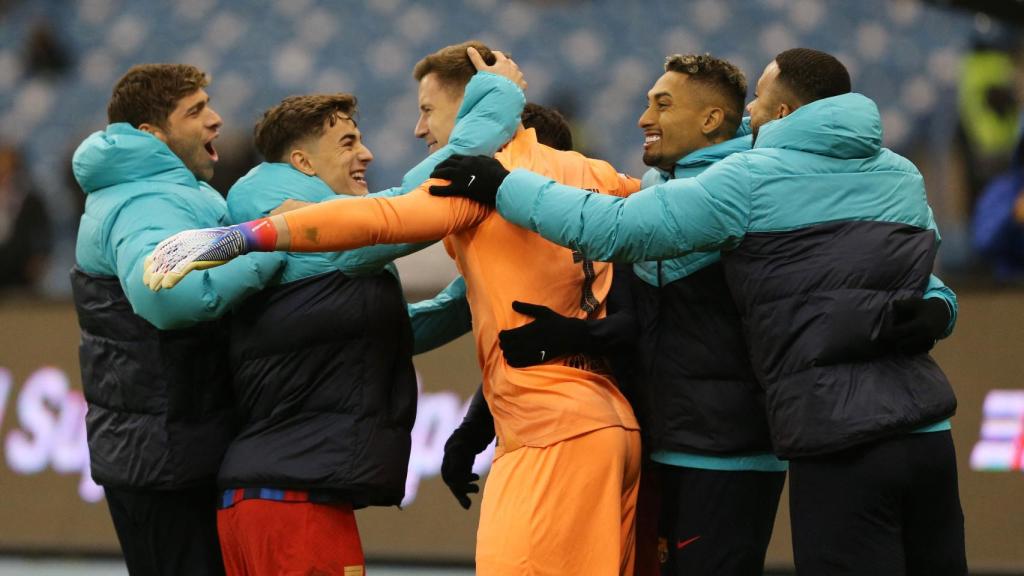 Los jugadores jalean a Ter Stegen tras los dos penaltis parados.