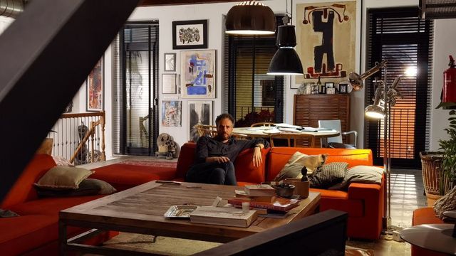 Josep Vicent, en su casa de Alicante, donde prepara 'La bohème'.