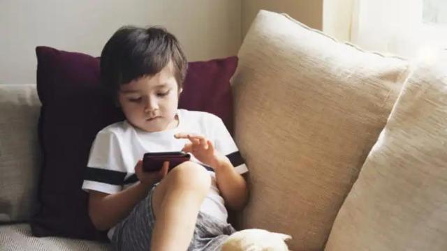 Un menor con un smartphone, en imagen de archivo.