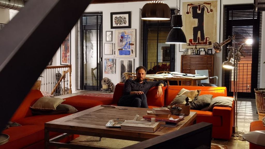 Josep Vicent, en su casa de Alicante, donde prepara 'La bohème'.
