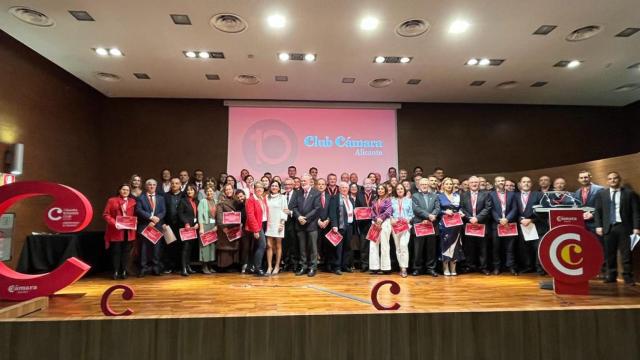 Foto de familia para conmemorar el décimo aniversario del Club Cámara, este jueves.
