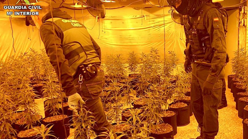 Los agentes de la Guardia Civil en uno de los registros en la urbanización de lujo de Calpe.