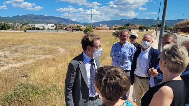 El conseller Miguel Mínguez, centro, en su visita a Castalla el pasado septiembre.