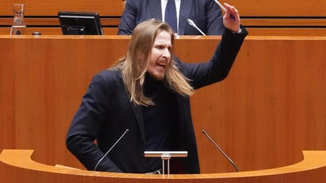 El procurador de Unidad Podemos, Pablo Fernández, hoy en las Cortes