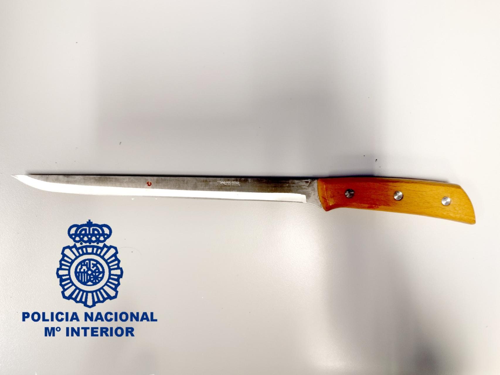 El arma blanca que utilizó el detenido para amenazar a la víctima.