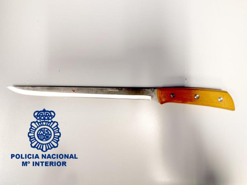 El arma blanca que utilizó el detenido para amenazar a la víctima.