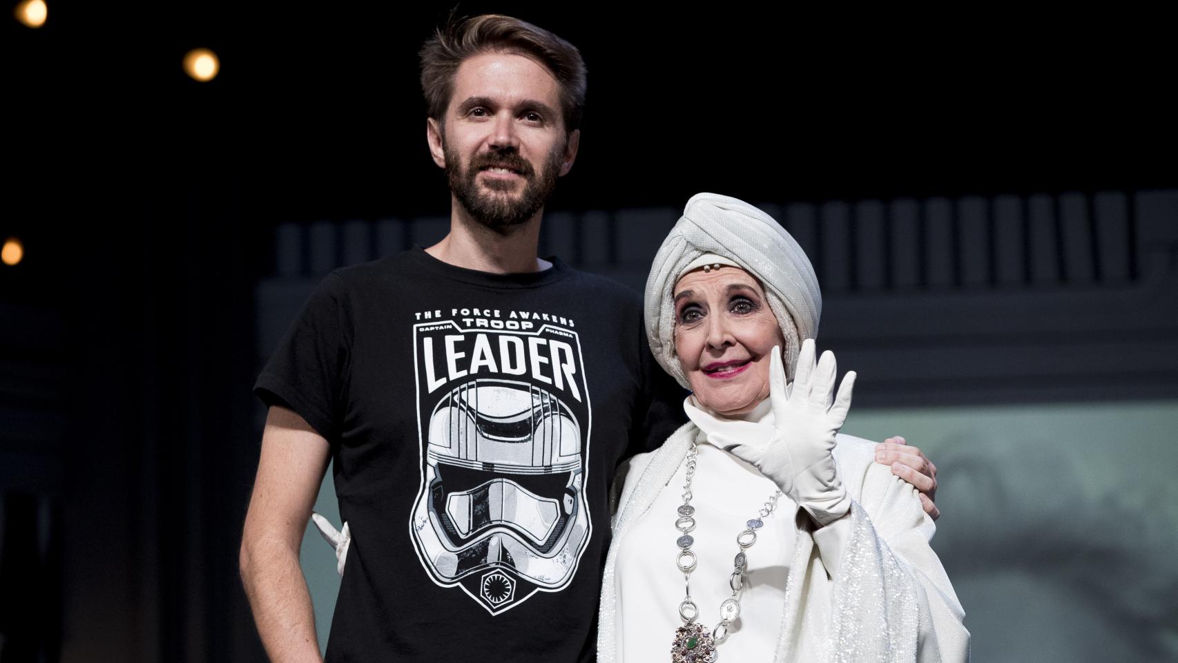 La artista Concha Velasco junto a su hijo mayor, Manuel Martínez Velasco, sobre las tablas de un escenario, en octubre de 2018.