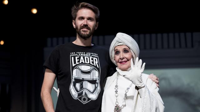 Concha Velasco y su hijo Manuel tras la representación de una obra de teatro
