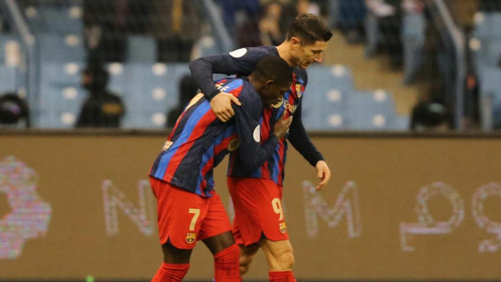 Dembélé y Lewandowski celebran el gol del polaco.