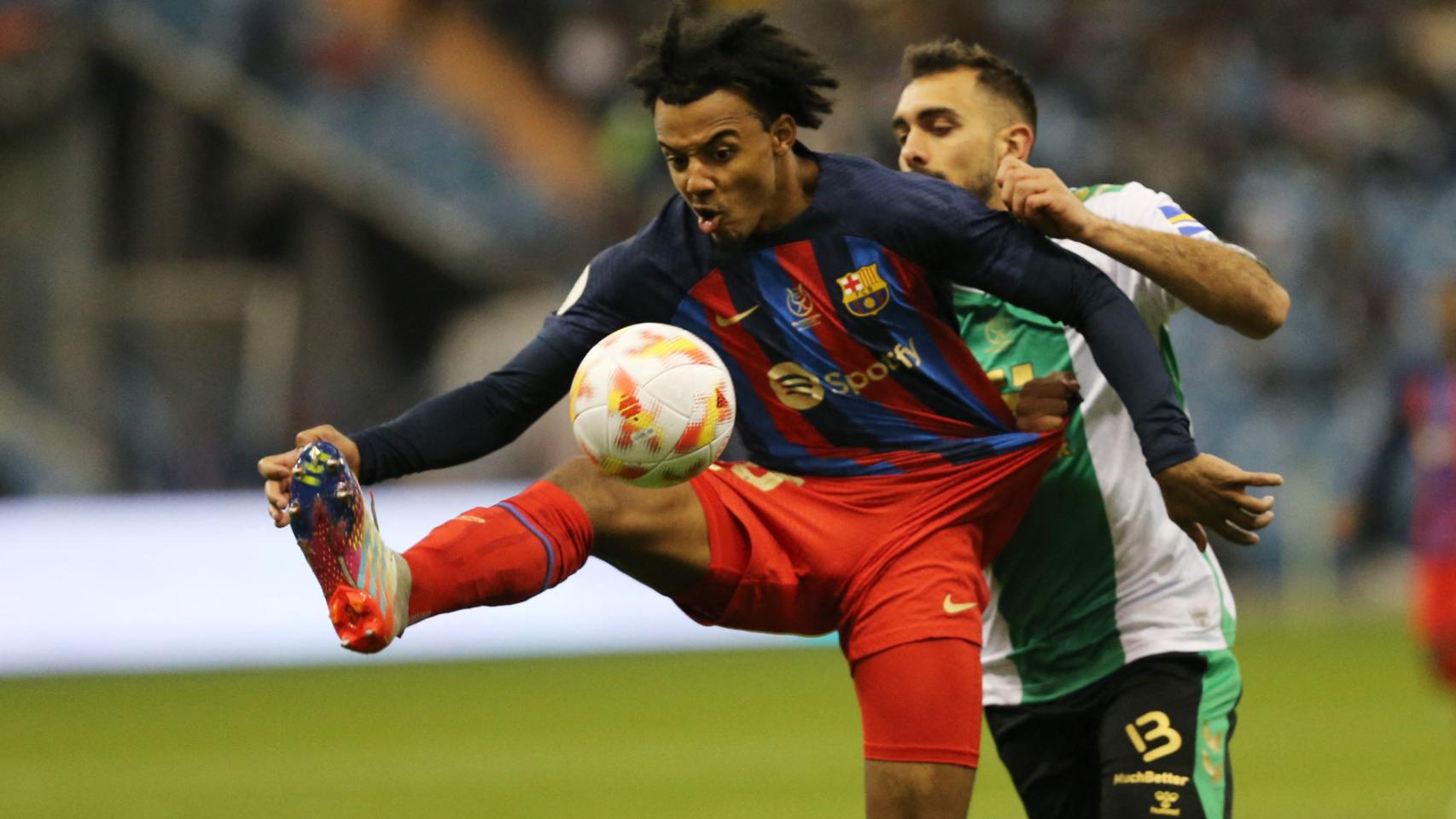 Koundé le gana la partida a Borja Iglesias en un cruce.