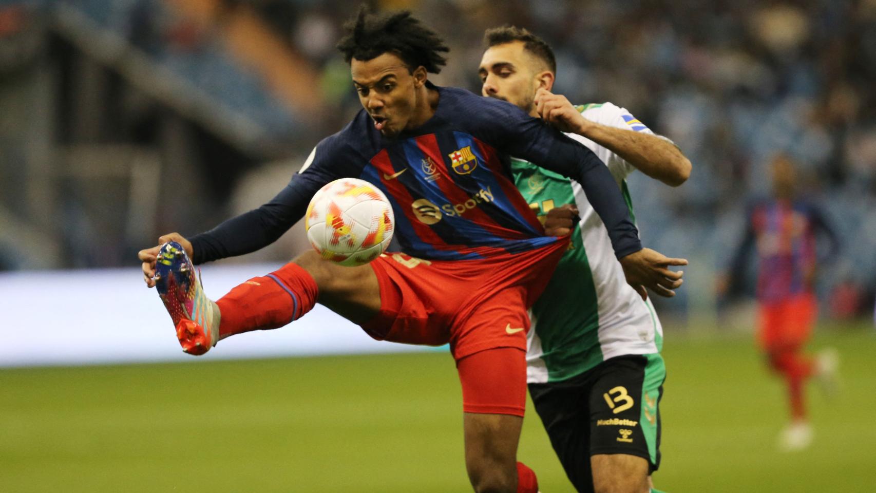 Koundé le gana la partida a Borja Iglesias en un cruce.