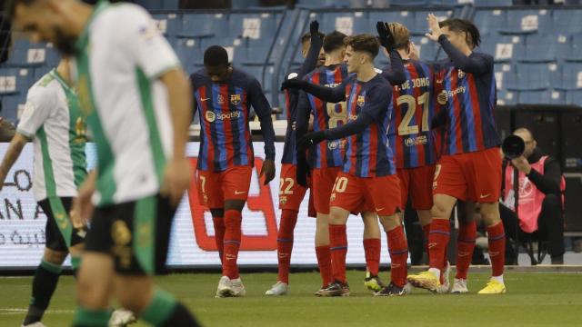Los jugadores arropan a Robert Lewandowski tras su gol.