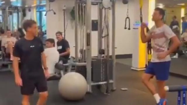 Novak Djokovic y Schwartzman, emulando a Messi.