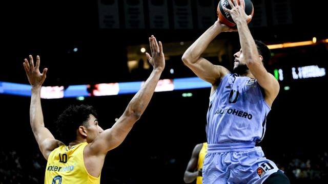 Williams Goss ejecuta un lanzamiento en el partido ante el Alba Berlín.