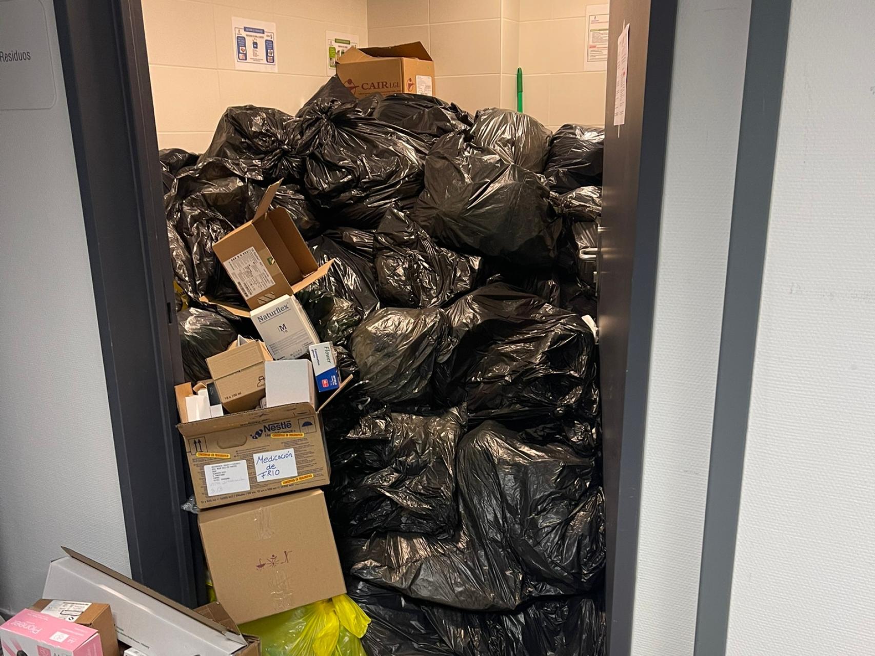 Un cuarto del Hospital Universitario de Toledo, lleno de basura.