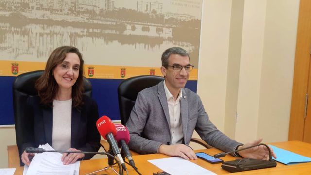 Los concejales de Talavera de la Reina Flora Bellón y  Luis Enrique Hidalgo.