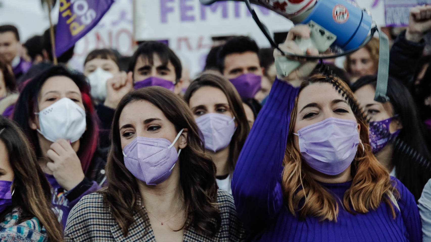 Irene Montero (i) y su 'número dos', en una marcha del 8-M.