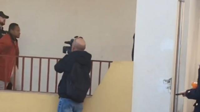 La reacción de Marbella al ver salir al asesino confeso de Natalia.