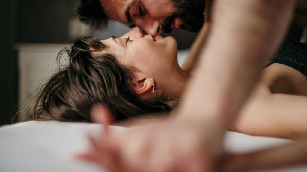 Una pareja manteniendo relaciones sexuales.