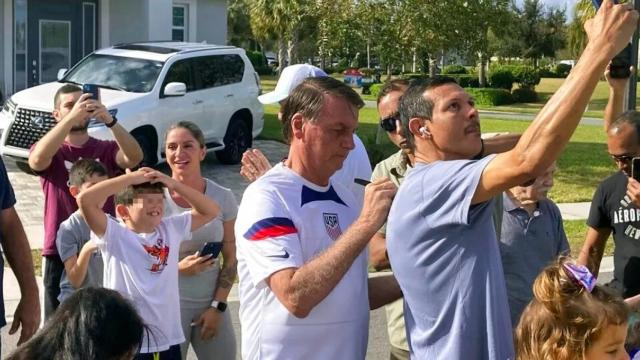 El expresidente de Brasil, Jair Bolsonaro, firmando autógrafos a sus seguidores en Florida.