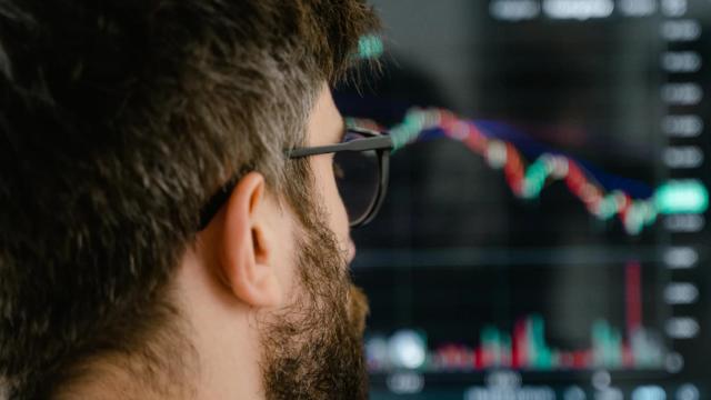 Un trabajador frente a una pantalla.