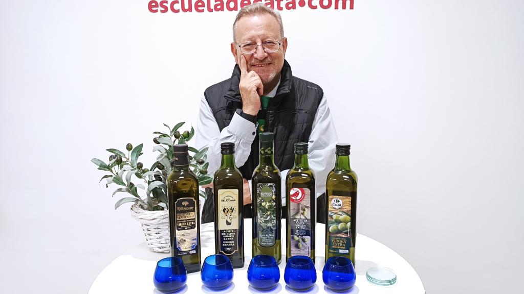 Los cinco AOVE probados por Carlos Gómez, analista sensorial y profesor de la Escuela Española de Cata.