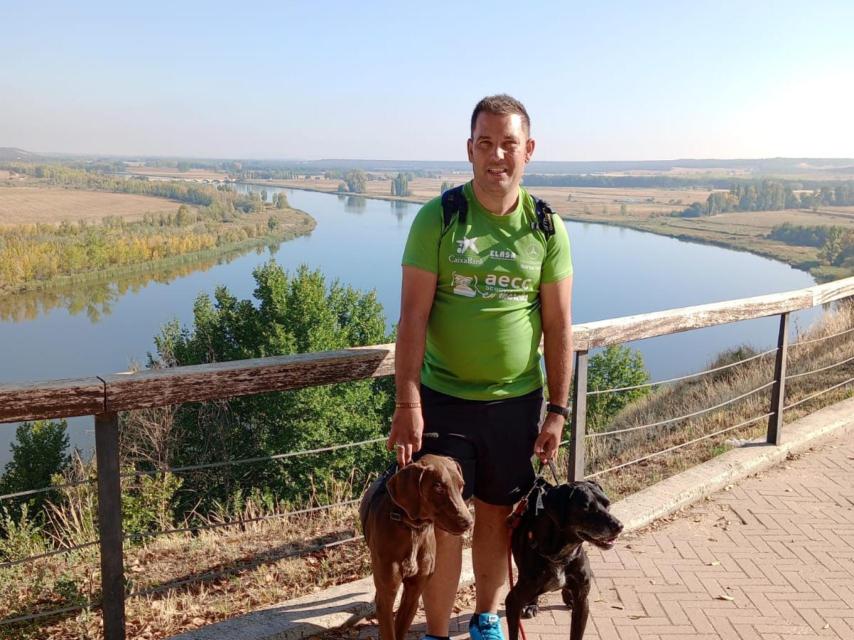 Ismael Bermejo con sus dos perros