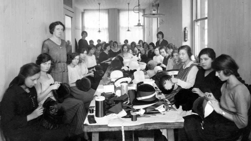 Edith trabajando con sus compañeras en la sombrerería.
