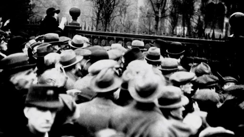 La multitud se congrega a las puertas de la prisión donde Edith es ejecutada.