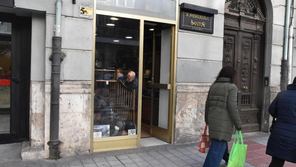 Sombrería Santos y Serafín buscando su gorra