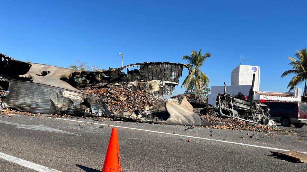 Autocares calcinados tras los enfrentamientos entre las autoridades y los narcotraficantes.
