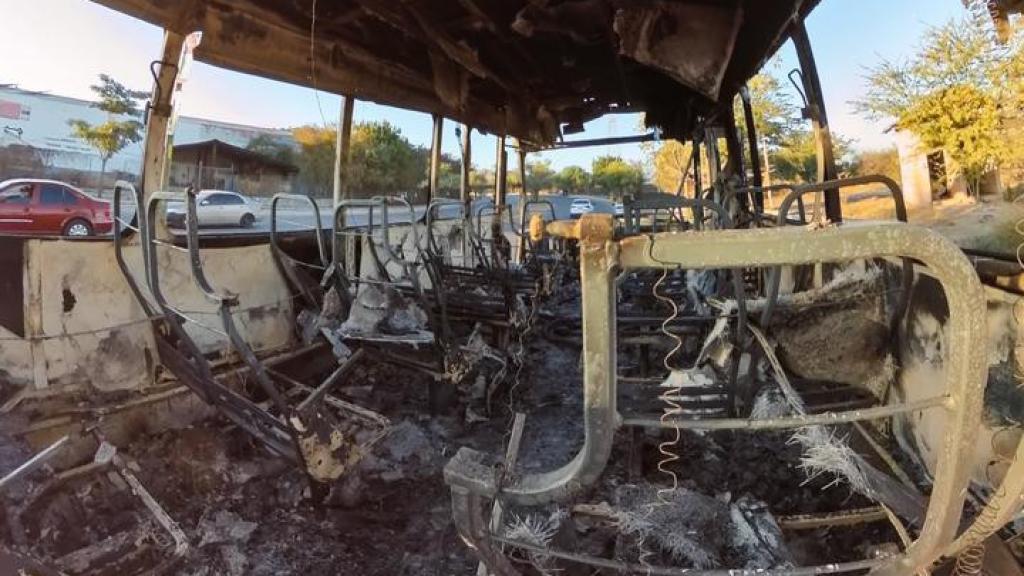 El interior de uno de los autobuses calcinados.