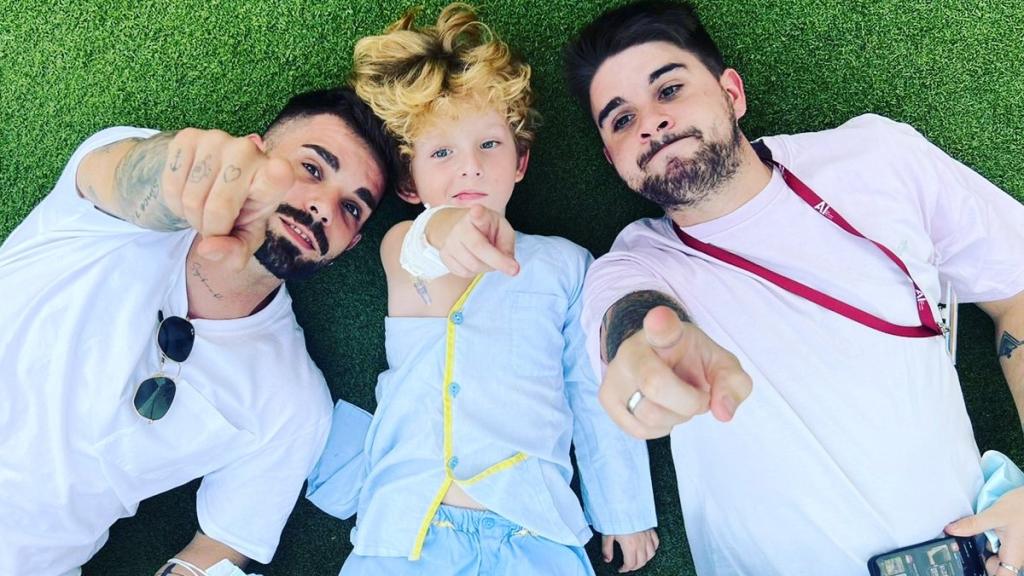 Martín (c), en el Hospital Virgen de la Arrixaca de Murcia, junto a sus hermanos Rafa (1i) y Álvaro (3d), antes de sufrir un grave deterioro físico por un un glioma difuso intrínseco de tronco (DIGP).