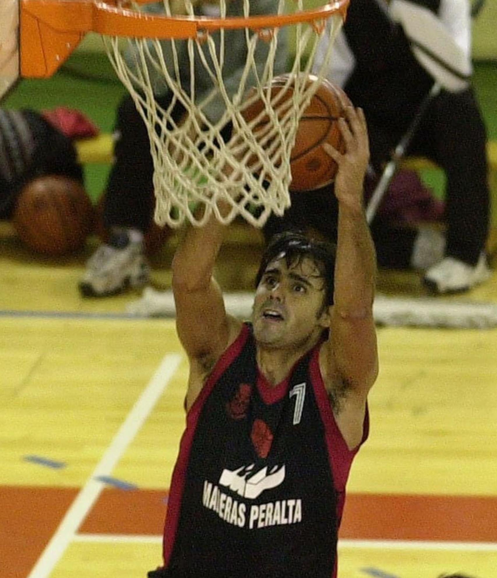 Ion Aramendi jugando al baloncesto